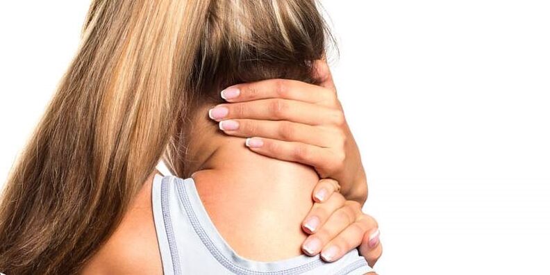 Douleur au cou chez une fille atteinte d'ostéochondrose