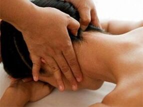 Massage du cou pour l'ostéochondrose